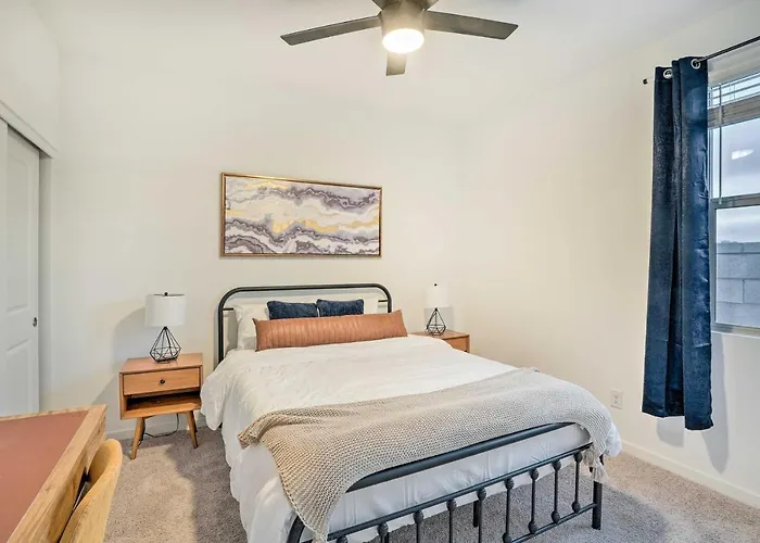 Hot Tub, Putting Green! New-Build Glendale Home