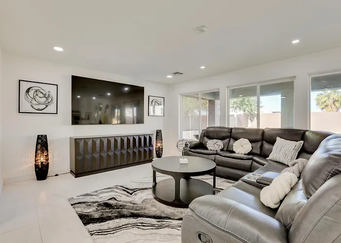 7 Mi To State Farm Stadium: Family Home W/ Pool