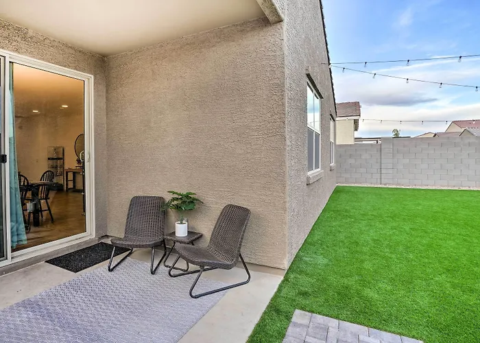 Hot Tub, Putting Green! New-Build Glendale Home